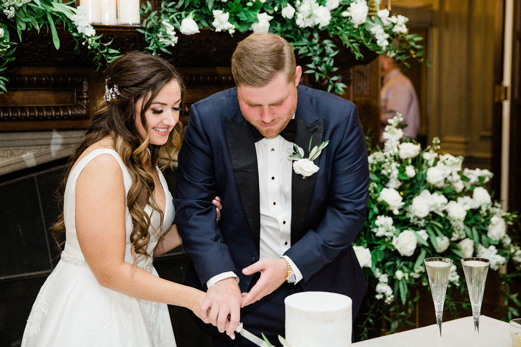 Bide and Groom happily cutting the cake at the Hurstbourne Country Club in Louisville, Kentucky